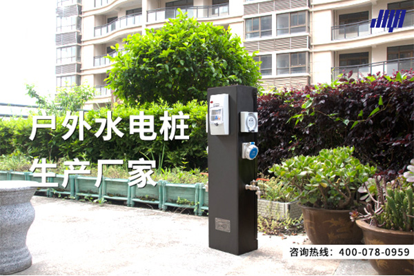 極亞智能戶外水電樁實(shí)拍，營地場景實(shí)拍，采用耐水耐腐蝕材質(zhì)，支持掃碼自助使用，為房車營地提供穩(wěn)定水電補(bǔ)給